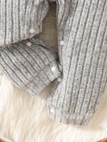 SHEIN Bộ 2 món áo liền quần dài tay gân màu xám cho bé sơ sinh, in nhung Mom's Boy, kèm mũ len cho bé tập bò - Nhiều màu - Xem 5