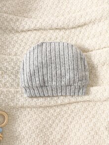 SHEIN Bộ 2 món áo liền quần dài tay gân màu xám cho bé sơ sinh, in nhung Mom's Boy, kèm mũ len cho bé tập bò - Nhiều màu - Xem 4