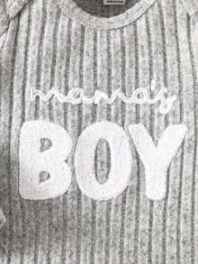 SHEIN Bộ 2 món áo liền quần dài tay gân màu xám cho bé sơ sinh, in nhung Mom's Boy, kèm mũ len cho bé tập bò - Nhiều màu - Xem 7