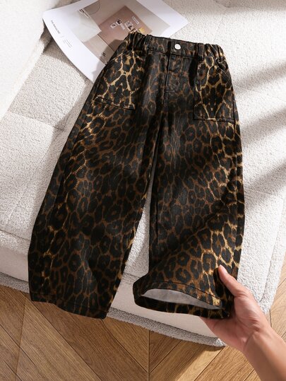 SHEIN Pantalon long en jean pour fille préadolescente, nouveau style toutes saisons, design de mode de rue décontractée pour les vacances, imprimé léopard marron, taille élastique minimaliste assortie avec poches, jean imprimé léopard, pantalon en jean droit ample sans stretch, tissu en jean coton doux et confortable, convient pour le port quotidien, les rassemblements, les fêtes, l'école, la maison, les trajets, nouvelle arrivée été 2026