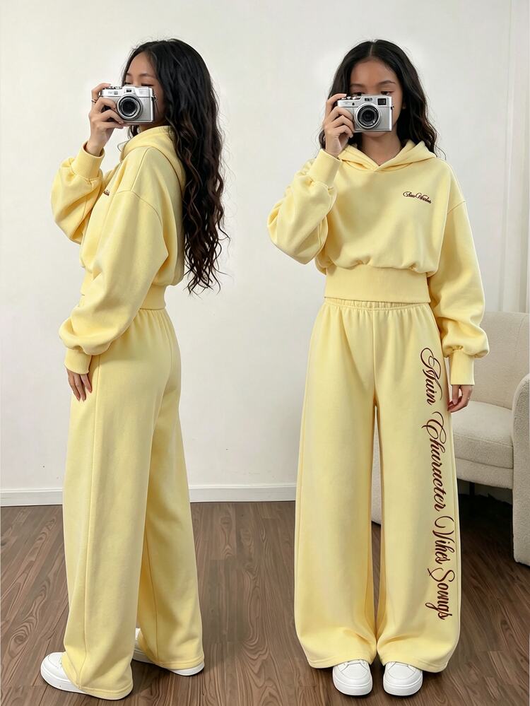 SHEIN طقم سويت شيرت وبنطلون للبنات من قطعتين، كاجوال بتصميم بسيط وأسلوب علامة تجارية، محبوك من ألياف بوليستر دافئة وناعمة، بلون سادة مع طباعة حروف وعلامة مائية باللون الأصفر، بقلنسوة وأكمام طويلة وأكتاف منسدلة وخصر مضلع، مع بنطلون طويل بخصر مطاطي، مناسب للعطلات والتنقل الحضري والعودة للمدرسة، لخريف/شتاء - أصفر - مشاهدة 4
