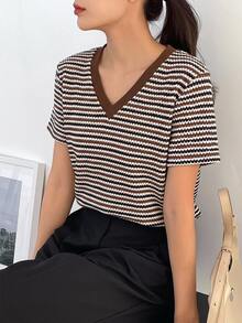 Dazy-Less 女款夏季棕色條紋拼色V領休閒街頭通勤辦公短袖T恤 - 棕色 - 查看 5