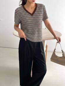 Dazy-Less 女款夏季棕色條紋拼色V領休閒街頭通勤辦公短袖T恤 - 棕色 - 查看 7