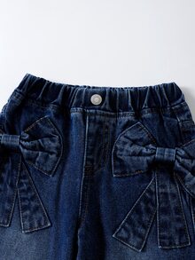 SHEIN Playful Pals Quần jeans denim wash ống suông rộng thoải mái cho bé gái, phong cách thường ngày dễ phối đồ, có túi, họa tiết jacquard nơ dễ thương - Rửa tối - Xem 6
