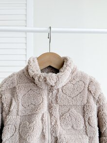 SHEIN LMoss Kids LMoss 女嬰可愛休閒毛絨立領夾克，愛心圖案，適合秋冬穿著 - 卡其色 - 查看 5
