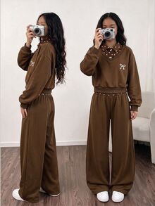 SHEIN 女童休閒極簡風度假戶外通勤針織聚酯纖維數位印花波點熱轉印蝴蝶結圖案鈕扣聖誕校園鬆弛設計拼接對比色假兩件翻領襯衫式V領短版衛衣搭配寬腿對比色拼接休閒長褲套裝，適合派對街頭風返校季秋冬 - 棕色 - 查看 1