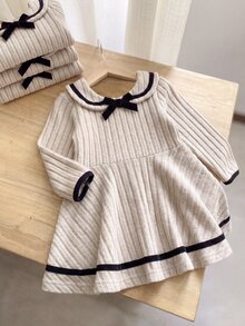 SHEIN Playful Pals 1件幼童女款A字羅紋洋裝，甜美優雅可愛，卡其色與黑色蝴蝶結娃娃領飾邊，長袖彼得潘領，常規款派對秋季公主舒適風 - 米色 - 查看 11