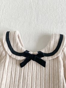 SHEIN Playful Pals 1件幼童女款A字羅紋洋裝，甜美優雅可愛，卡其色與黑色蝴蝶結娃娃領飾邊，長袖彼得潘領，常規款派對秋季公主舒適風 - 米色 - 查看 8