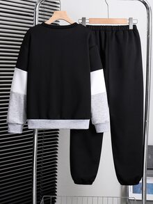 SHEIN Coolqubz 2件組青少年男孩時尚拼色運動衫與長褲套裝，時尚拼色設計，帥氣街頭風，柔軟舒適面料，易穿著，適合春秋季節，適用於各種場合，適合上學、外出，男孩必備2件套，學院風，秋冬 - 黑與白 - 查看 3