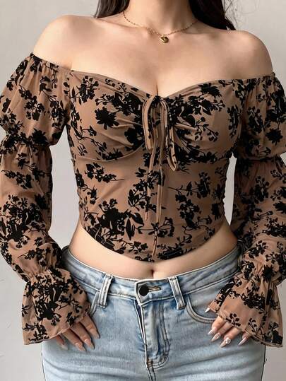 Dazy Plus Kaos Seksi Musim Gugur dengan Motif Bunga Berbulu di Seluruh Permukaan, Potongan Pendek, Bahu Terbuka, Lengan Lonceng