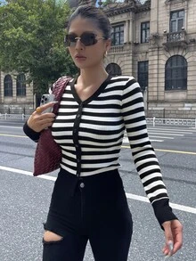 DAZY 女款拼色條紋修身V領彈性薄款休閒開襟上衣，適合春秋校園度假穿著 - 黑色 - 查看 5
