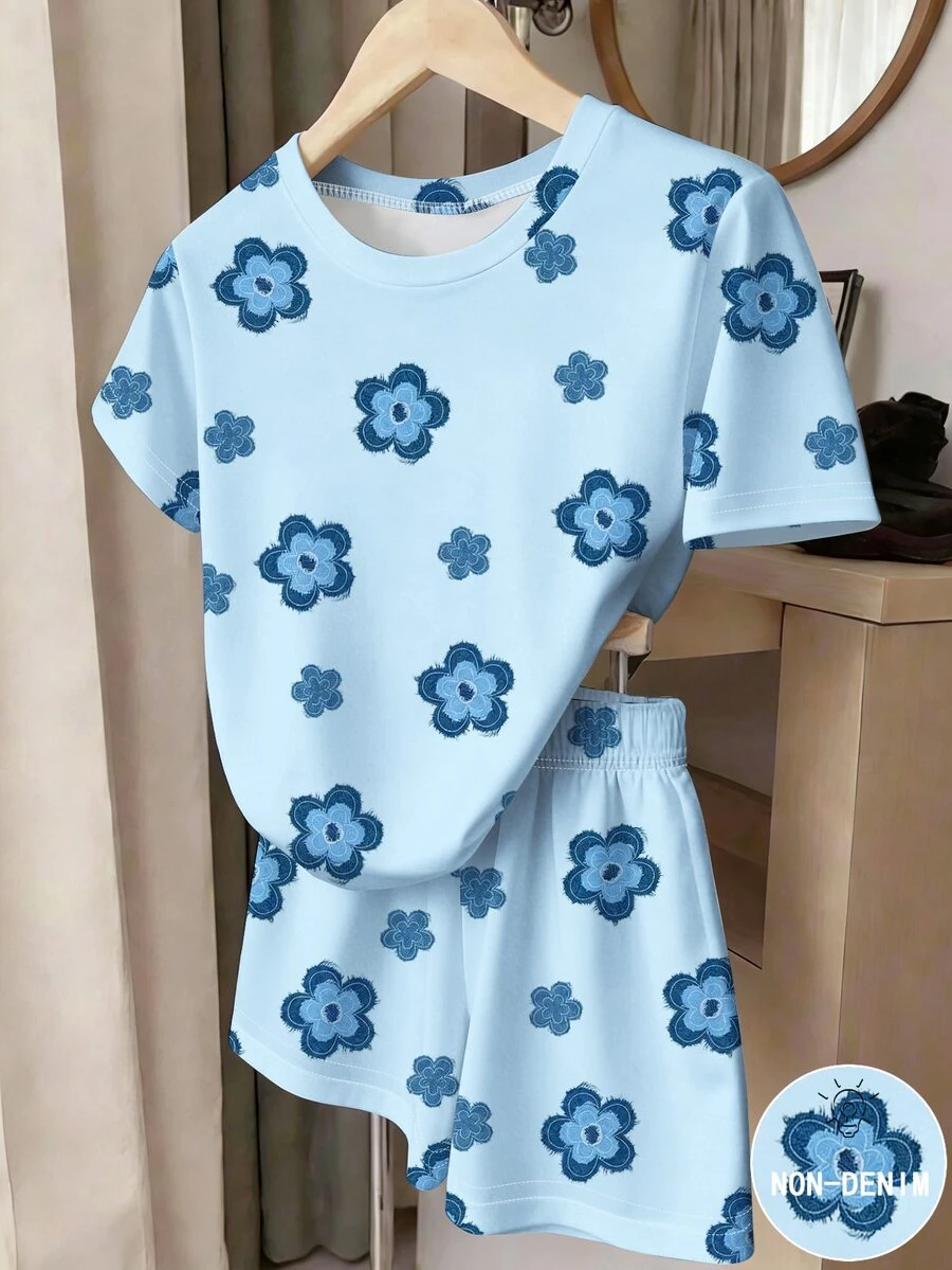 女童蓝色T恤短裤套装,饰有蓝色牛仔布质感花卉图案和流苏边饰,舒适百搭,甜美可爱,适合夏季外出和日常穿着。 - 彩色 - 查看 1