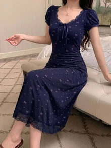 DAZY 甜美蝴蝶結圖案滿版印花蕾絲拼接花瓣袖短袖收腰長洋裝 夏季女款睡袍 - 藏蓝色 - 查看 1
