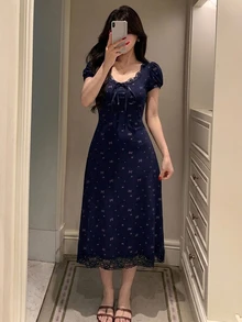 DAZY 甜美蝴蝶結圖案滿版印花蕾絲拼接花瓣袖短袖收腰長洋裝 夏季女款睡袍 - 藏蓝色 - 查看 3