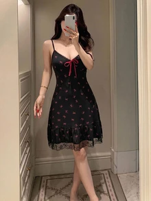 DAZY 滿版蝴蝶結印花對比蕾絲荷葉邊下擺細肩帶睡裙 - 黑色 - 查看 5