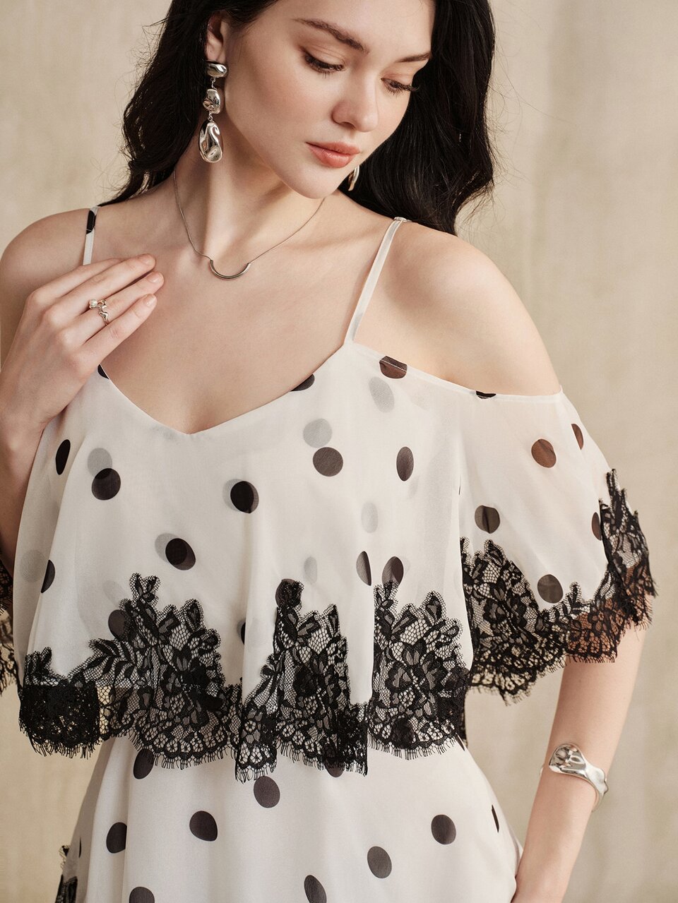 Anewsta Vestido largo elegante de estilo vacacional para mujer, de tela de gasa con lunares negros, tirantes finos, hombros descubiertos, patchwork de encaje y varias capas, vestido con lunares azul marino, adecuado para vacaciones, citas, salidas y otras ocasiones