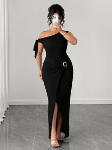 GlowEve CURVE Elegantes sexy kleines schwarzes Kleid in großen Größen für Damen, asymmetrischer Ein-Schulter-Schnitt mit Schlitzsaum, Metall-Schnallen-Dekoration, Cocktail, Abendausgang, formell, Sommer - Schwarz - Übersicht 5