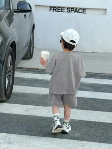 SHEIN Little Byeori 2 件套年轻男童休闲韩版舒适简约百搭夜光蓝色 T 恤和宽松短裤套装，适合日常穿着、上学、郊游、运动、春夏季，抓绒，加厚 - 灰色 - 查看 4