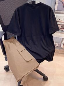 SHEIN 兒童青少年男孩休閒學院風大字母印花黑色圓領短袖T恤與卡其色工裝短褲2件套，適合通勤、上學、日常休閒出遊、運動，春夏季適用 - 卡其色 - 查看 5