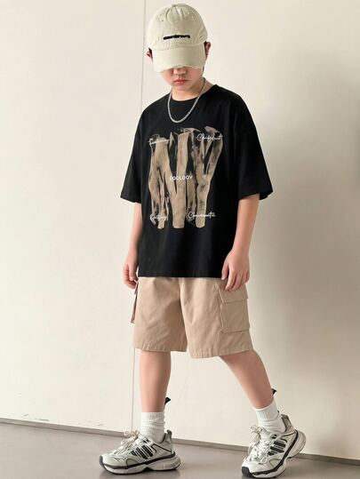 SHEIN 兒童青少年男孩休閒學院風大字母印花黑色圓領短袖T恤與卡其色工裝短褲2件套，適合通勤、上學、日常休閒出遊、運動，春夏季適用