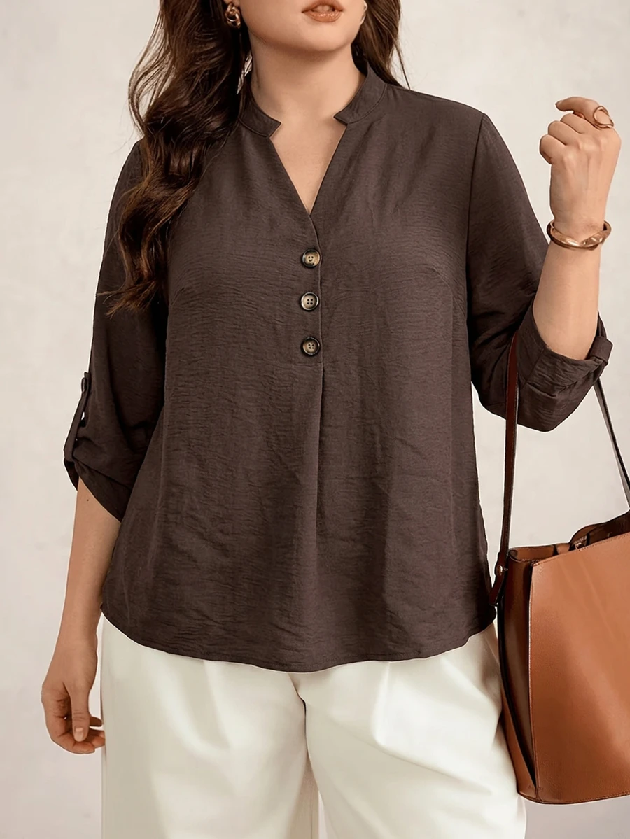 EMERY ROSE Kemeja dan lengan wanita ukuran besar berwarna kopi dengan kerah tegak kecil ini ramping, serbaguna, lembut, dan nyaman sepanjang tahun. Musim Gugur - Coffee Brown - View 1