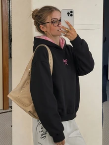 SHEIN 青少年女孩黑色連帽衛衣 粉色蝴蝶結緞帶刺繡撞色抓絨內裡套頭上衣 校園休閒上衣 - 黑色 - 查看 1