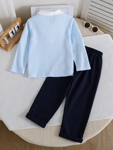 SHEIN 2件組小男孩套裝，兒童針織舒適長袖 Polo 2合1衛衣，胸前時尚帥氣小眾設計印花上衣，搭配卡其色休閒長褲，彈性腰頭設計，寬鬆版型，適合秋季度假、上學、日常外出等場合 - 藍色 - 查看 2