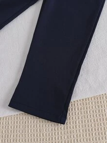 SHEIN 2件組小男孩套裝，兒童針織舒適長袖 Polo 2合1衛衣，胸前時尚帥氣小眾設計印花上衣，搭配卡其色休閒長褲，彈性腰頭設計，寬鬆版型，適合秋季度假、上學、日常外出等場合 - 藍色 - 查看 3