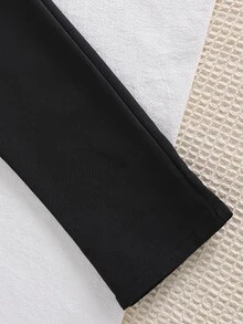 SHEIN 2件組小男孩套裝，兒童針織舒適長袖 Polo 2合1衛衣，時尚帥氣中小童胸前印花小眾設計上衣，搭配卡其色休閒長褲，彈性腰頭設計，寬鬆版型，適合秋季度假、上學、日常外出等多種場合 - 黑色 - 查看 7