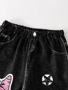 SHEIN Sparklyn 青少年女孩秋季套裝 2件組 圓領休閒百搭日常塗鴉圖案連帽短版衛衣 + 牛仔風塗鴉寬鬆... - 黑與白 - 查看 8