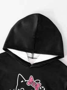 SHEIN Sparklyn 青少年女孩秋季套裝 2件組 圓領休閒百搭日常塗鴉圖案連帽短版衛衣 + 牛仔風塗鴉寬鬆... - 黑與白 - 查看 9