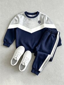 SHEIN 2件組小男孩時尚運動酷感英文標語圖案印花圓領運動衫與運動長褲套裝，適合假期派對、春/秋/冬，舒適休閒，秋季首選，時尚休閒穿搭，秋冬街頭風，戶外休閒穿著，返校派對，適合戶外 - 彩色 - 查看 2