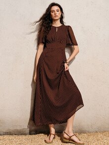 Femmeiva 复古法式优雅女士休闲度假宽松棕色雪纺波点圆领胸前镂空荷叶边落肩袖修身长裙 - 棕色 - 查看 1