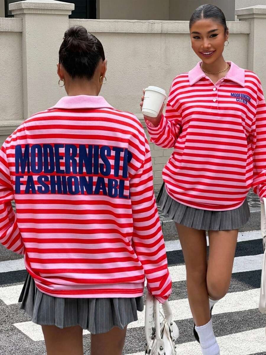 Muchica 女款休閒粉色 Polo 領寬鬆 T 恤,紅色條紋設計,夏季街頭風,學院風復古短袖上衣(附藍色字母印花),女款度假穿搭,適合派對、聖誕節、新年、感恩節、婚禮、畢業典禮、優雅、外出、約會、Y2K 等 - 彩色 - 查看 1