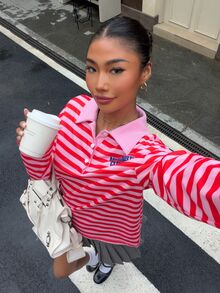 Muchica 女款休閒粉色 Polo 領寬鬆 T 恤，紅色條紋設計，夏季街頭風，學院風復古短袖上衣（附藍色字母印花），女款度假穿搭，適合派對、聖誕節、新年、感恩節、婚禮、畢業典禮、優雅、外出、約會、Y2K 等 - 彩色 - 查看 5