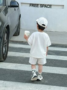 SHEIN 2件套男童休闲韩版舒适实用百搭荧光蓝T恤+宽松短裤套装，适合日常穿着、上学、外出、运动、春夏穿着，加绒加厚。 - 彩色 - 查看 2