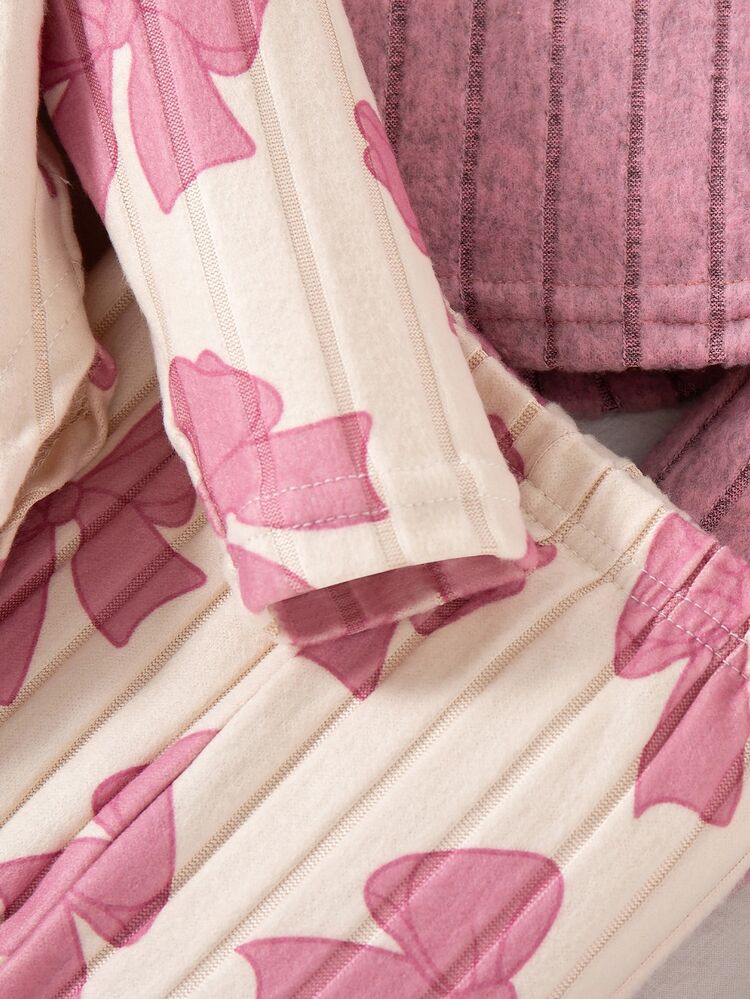 SHEIN Vintaside Kids 3 مجموعات ملابس بنات صغيرات حلوة، نسيج مضلع، طباعة فيونكة، قمصان بأكمام طويلة بياقة طاقم & بنطلونات متطابقة، متعددة الألوان، للاستخدام اليومي & صور المناسبات - وردي - مشاهدة 4