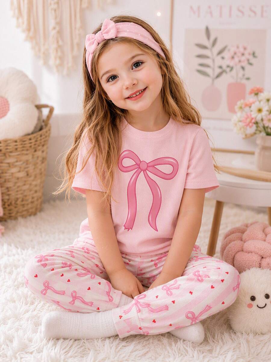 SHEIN LMoss Kids 復古可愛迷你蝴蝶結甜心圖案,年輕女孩休閒極簡修身舒適圓領短袖長褲家居服 - 彩色 - 查看 1