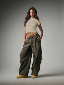 MISSGUIDED Lace Trim Crop Slim Fit Tee Scalloped Hem Short Sleeve Cropped T-Shirt With Delicate Lace Detail And Logo Patch - Grey - View 3