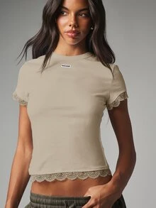 MISSGUIDED Lace Trim Crop Slim Fit Tee Scalloped Hem Short Sleeve Cropped T-Shirt With Delicate Lace Detail And Logo Patch - Grey - View 4