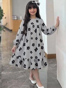 SHEIN 青少年女孩黑白條紋花卉印花圓領長袖寬鬆A字版型荷葉邊下擺休閒優雅學院風中長洋裝 - 黑與白 - 查看 10