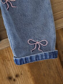 SHEIN 2件組女嬰春夏秋冬白色與藍色拼色清新甜美風蝴蝶結刺繡牛仔吊帶褲搭配羅紋長袖上衣套裝 寬鬆款 - 白色 - 查看 5