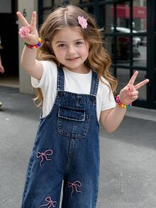 SHEIN ChillGRL 2026夏季舒適面料春季度假旅行必備 少女休閒牛仔女孩風牛仔吊帶褲 淺藍色粉色蝴蝶結刺繡 - 深色水洗藍 - 查看 4
