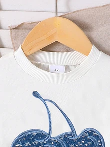 SHEIN Playful Pals 女童圆领针织长袖卫衣，饰有牛仔布贴花樱桃图案，搭配牛仔百褶裙，时尚秋季套装 - 白色 - 查看 5