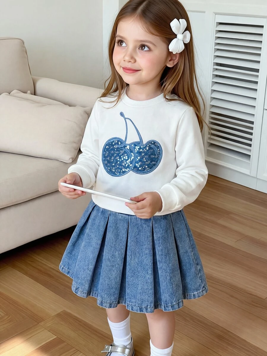 SHEIN Playful Pals 女童圆领针织长袖卫衣，饰有牛仔布贴花樱桃图案，搭配牛仔百褶裙，时尚秋季套装 - 白色 - 查看 1
