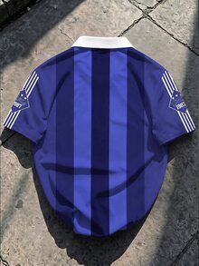 Manfinity Homme 街頭風拼色條紋字母設計男士休閒翻領短袖 Polo 衫 美式學院風拼接條紋字母印花短袖上衣 - 藍色 - 查看 2