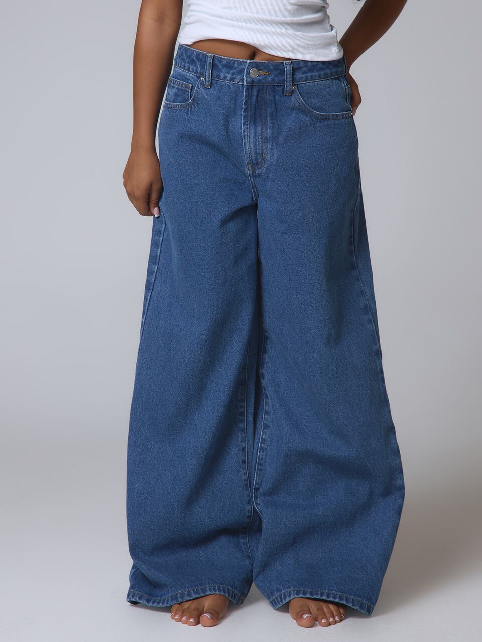 Petite Jeans mit mittlerer Taille, weitem Bein, blauer Waschung und silbernen Knopfdetails, lässig, für Winter, Nachtausgehen, Schulanfang, Büro, Arbeit, Date, Core, Frühling, Sommer