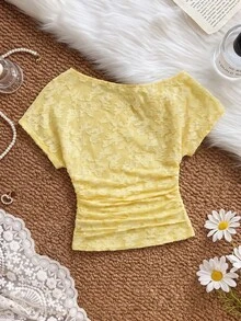 SHEIN MOD 時尚黃色不對稱領口女款上衣，花卉紋理與側邊抓褶設計，黃色蕾絲上衣，微露肩針織上衣 - 淡黃色 - 查看 2