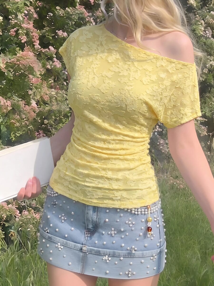 SHEIN MOD 時尚黃色不對稱領口女款上衣,花卉紋理與側邊抓褶設計,黃色蕾絲上衣,微露肩針織上衣 - 淡黃色 - 查看 1