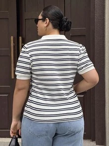 Dripcurv 大尺碼女款夏季黑白條紋 Polo T恤，簡約 90 年代柔美修身商務休閒風，優雅休閒度假運動約會穿搭 - 黑與白 - 查看 2